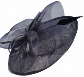 Sinamay Saucer mit Feder und Crinal-Schleife