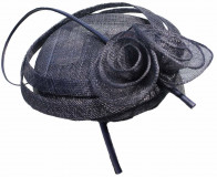 Sinamay Fascinator mit Sinamay-Blüten