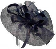 Fascinator mit Sinamay-Garnitur und Federn