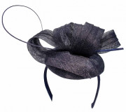 Fascinator mit Sinamay-Garnitur