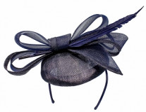 Sinamay Fascinator mit Crinolschleife und Feder