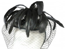 Sinamay Fascinator mit Federn und Schleier