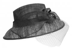 Sinamay-Hut mit gr. Schleife + Schleier und Zug, größenverstellbar